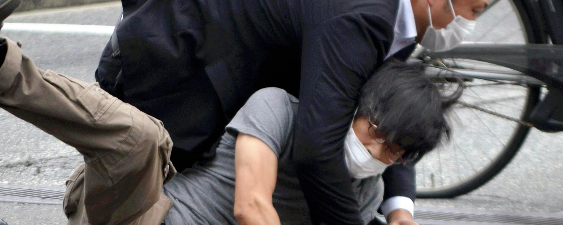Tetsuya Yamagami, bottom, is detained near the site of gunshots in Nara Prefecture, western Japan, Friday, July 8, 2022 Tetsuya Yamagami, bottom, is detained near the site of gunshots in Nara Prefecture, western Japan, Friday, July 8, 2022 - Sputnik International, 1920, 17.11.2022