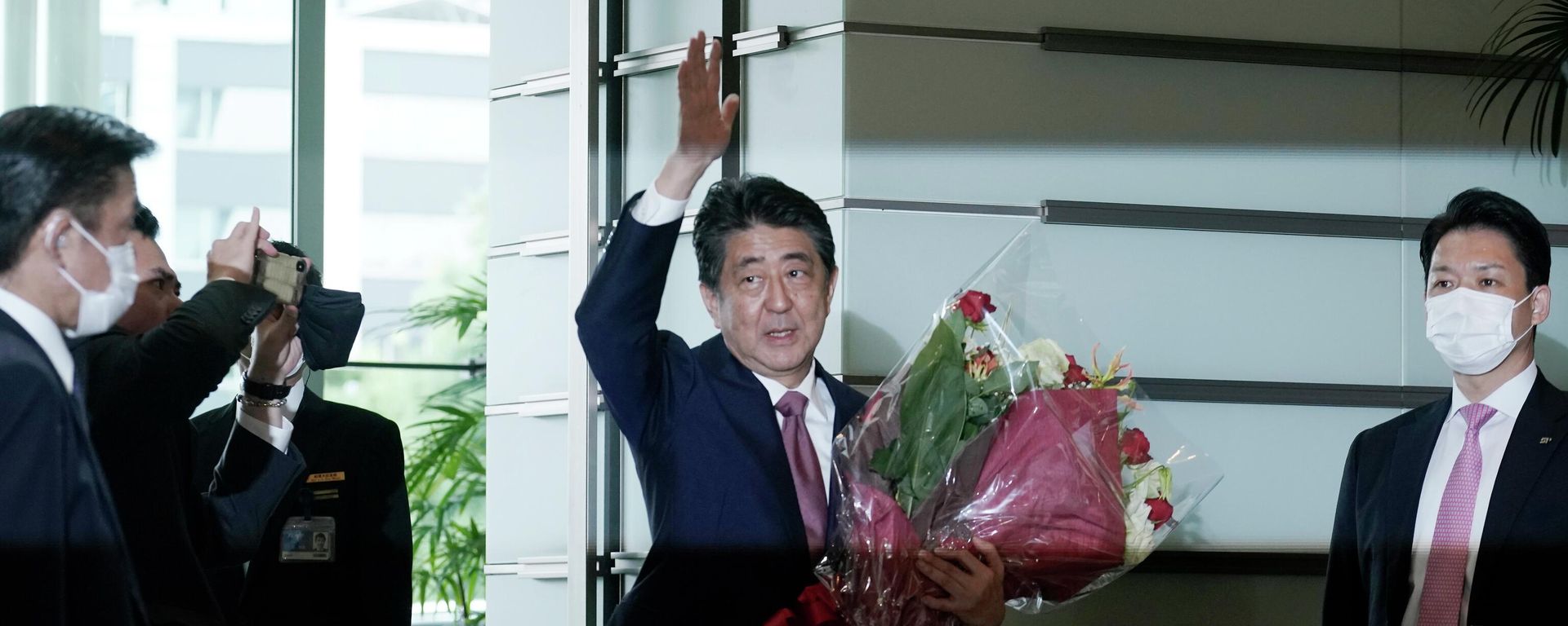 Japan's outgoing Prime Minister Shinzo Abe waves as he leaves the prime minister's office Wednesday, Sept. 16, 2020, in Tokyo. Japan's outgoing Prime Minister Shinzo Abe waves as he leaves the prime minister's office Wednesday, Sept. 16, 2020, in Tokyo. - Sputnik International, 1920, 25.08.2022