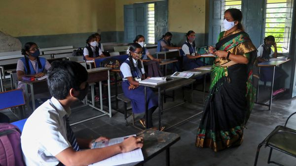 School children wearing face masks as a precaution against the coronavirus attend a class on the first day of partial reopening of government schools in Hyderabad, India, Wednesday, Sept. 1, 2021 - Sputnik International