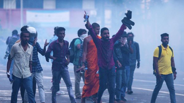 Police use tear gas shells to disperse demonstrators taking part in an anti-government protest demanding the resignation of Sri Lanka's President Gotabaya Rajapaksa over the country's crippling economic crisis, in Colombo on July 8, 2022. - Sputnik International