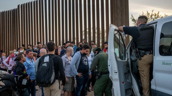 Border Patrol officers process migrants after they crossed the Rio Grande into the U.S. on May 21, 2022 in Eagle Pass, Texas - Sputnik International