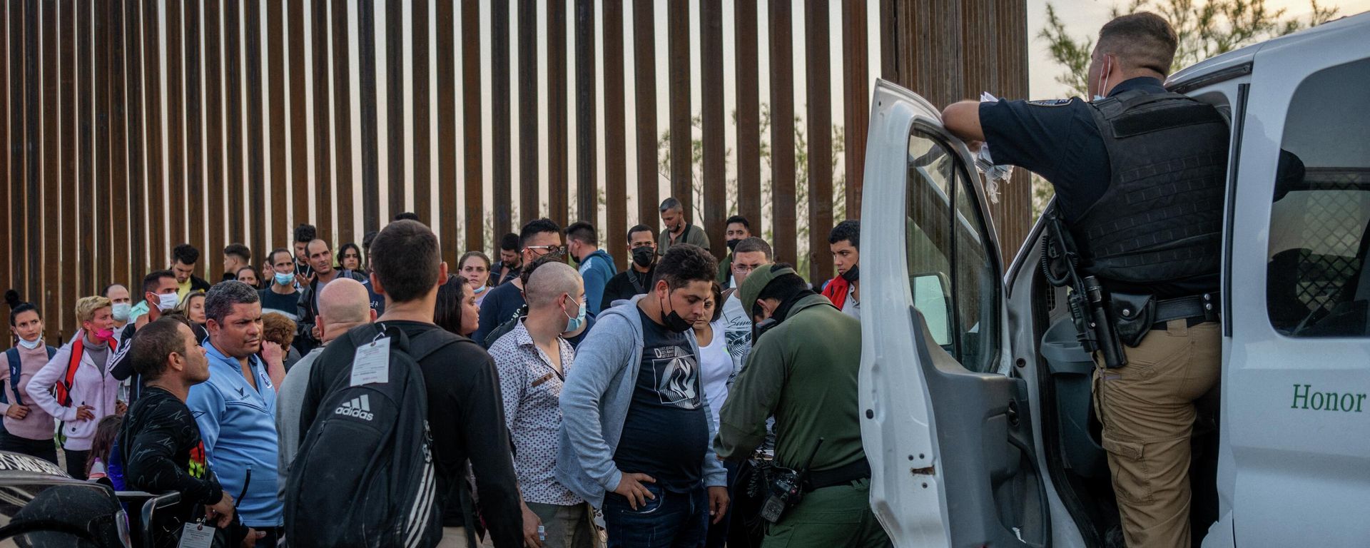 Border Patrol officers process migrants after they crossed the Rio Grande into the U.S. on May 21, 2022 in Eagle Pass, Texas - Sputnik International, 1920, 22.07.2022