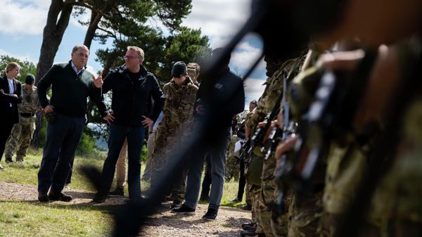 British Defense Minister Ben Wallace and Danish Defense Minister Morten Bodskov in the UK inspecting an Army center training Ukrainian forces. - Sputnik International