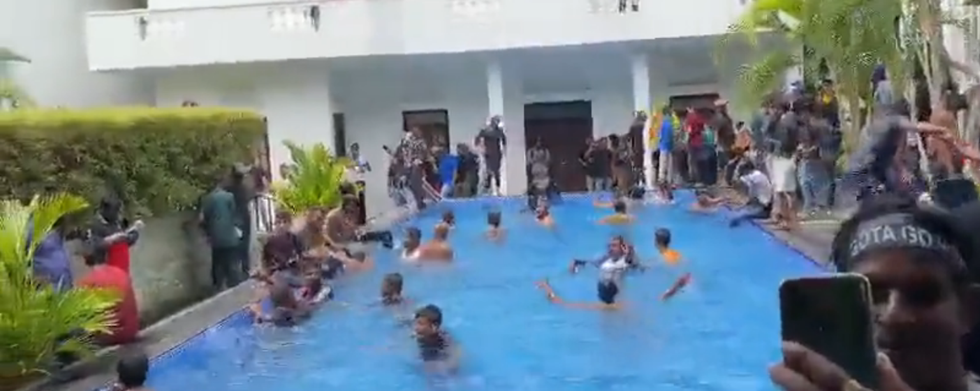 Screenshot of a video showing protesters taking over the residence of Sri Lanka President Gotabaya Rajapaksa. - Sputnik International, 1920, 09.07.2022