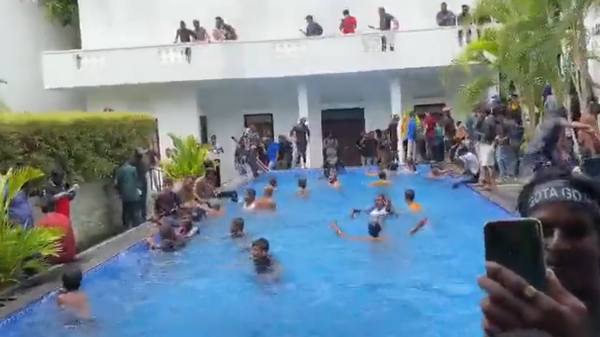 Screenshot of a video showing protesters taking over the residence of Sri Lanka President Gotabaya Rajapaksa. - Sputnik International