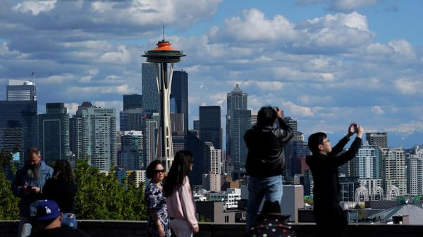 Visitors take in the views of the Space Needle from Kerry Park in Seattle, Tuesday, May 10, 2022.  - Sputnik International