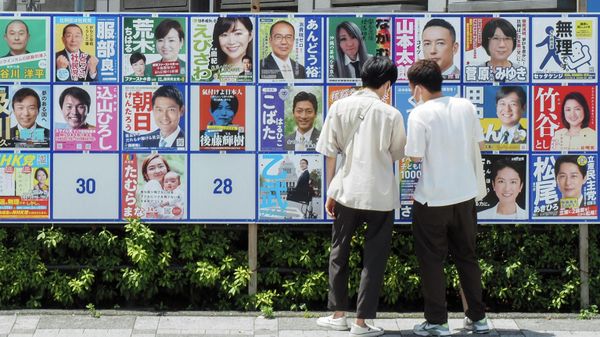 People look at campaign posters for Japan's upper house election in Tokyo on July 10, 2022. - Polls opened on July 10 in Japan's upper house elections, just two days after former prime minister Shinzo Abe was assassinated while on the campaign trail. - Sputnik International
