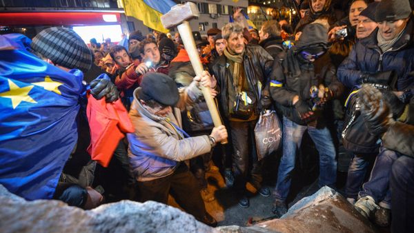 Demolition of the Vladimir Lenin Monument in Kiev city center. - Sputnik International