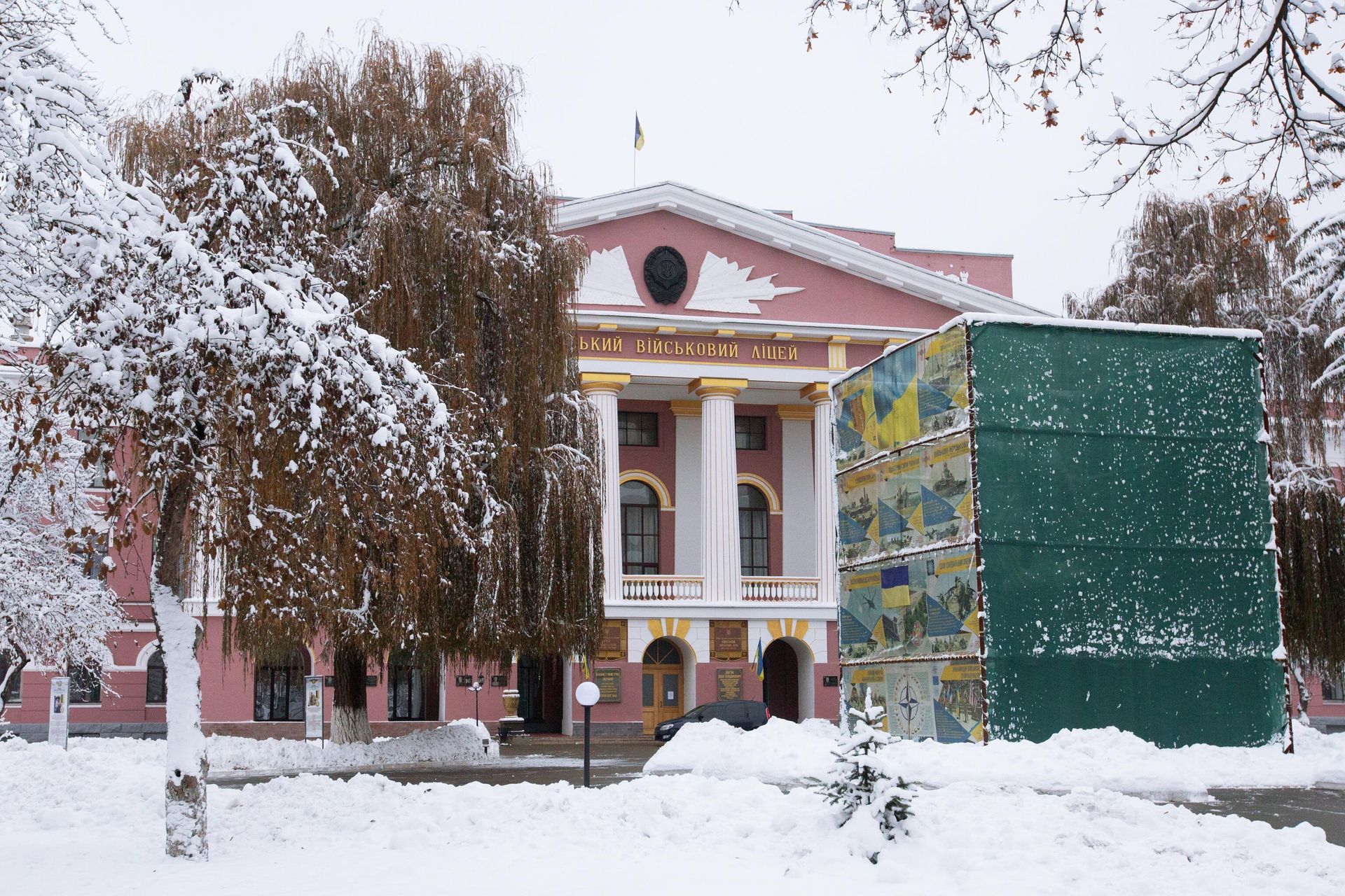 Fenced off monument to Russian commander Alexander Suvorov in the courtyard of the Ivan Bogun Military High School. Fenced off monument to Russian commander Alexander Suvorov in the courtyard of the Ivan Bogun Military High School. - Sputnik International, 1920, 10.07.2022