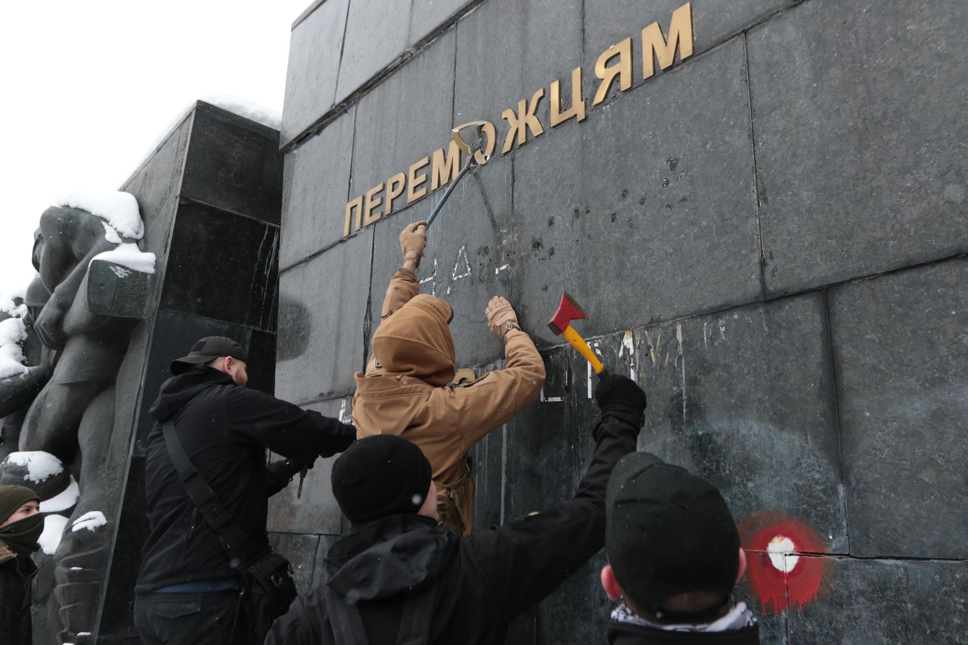 Nationalists break down inscriptions on the Monument of Glory in Lvov. Nationalists break down inscriptions on the Monument of Glory in Lvov. - Sputnik International, 1920, 10.07.2022