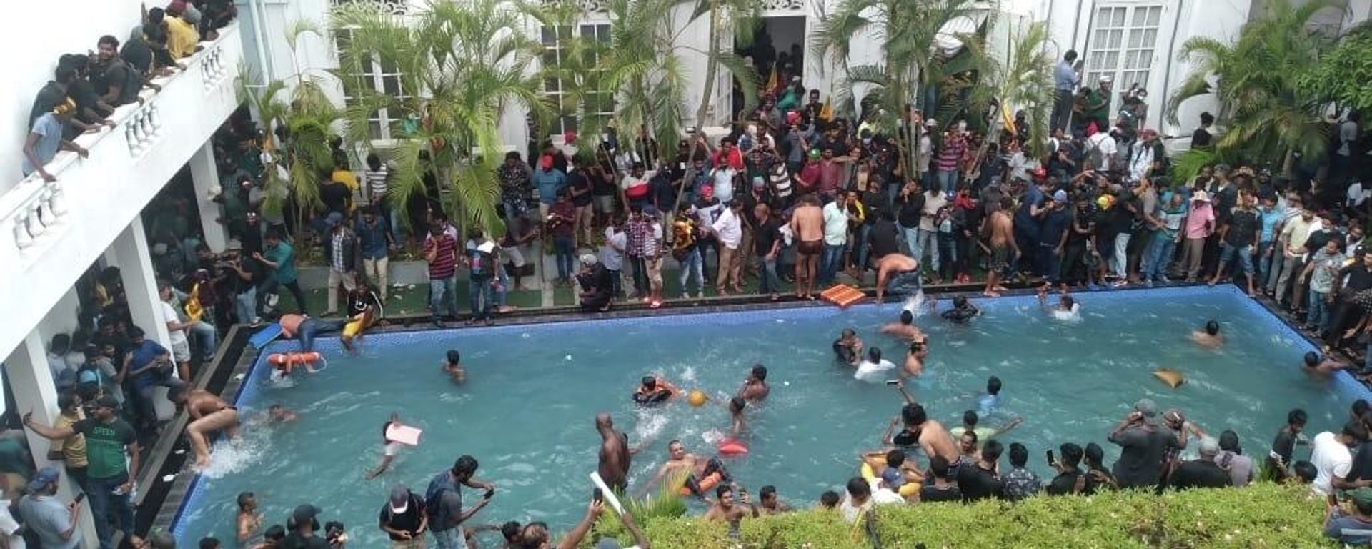 Anti government protesters swim in a pool at the president's official residence after storming into it in Colombo, Sri Lanka, Saturday July 9, 2022.  - Sputnik International, 1920, 10.07.2022