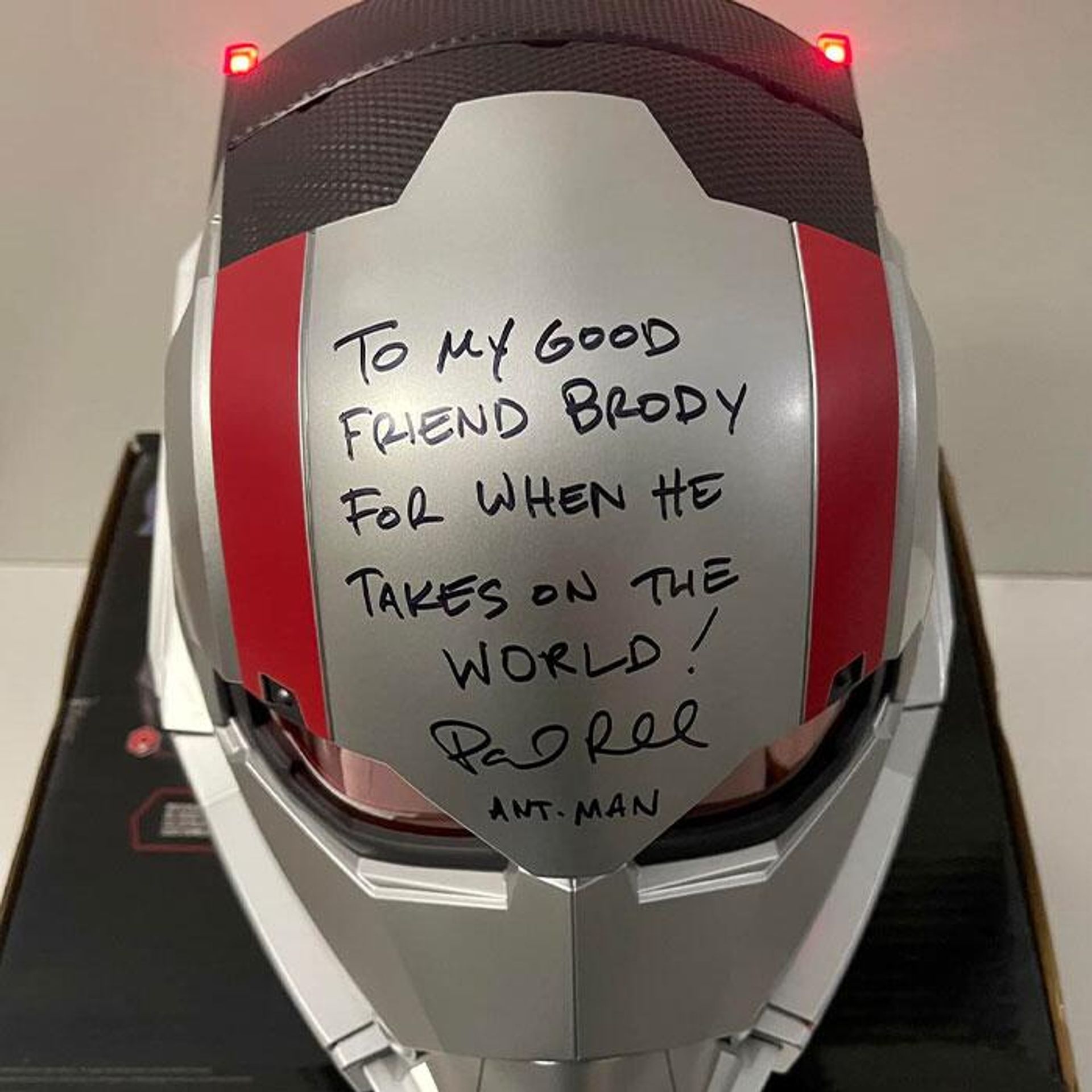 A signed Ant-man helmet, sent by actor Paul Rudd to a schoolboy. - Sputnik International, 1920, 10.07.2022