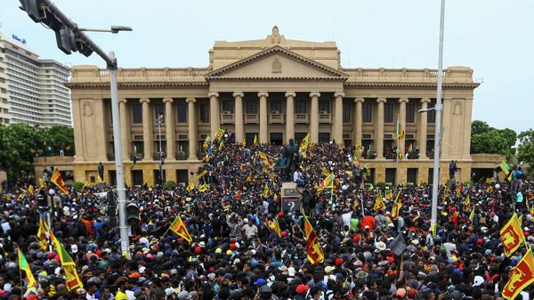 Protestors participate in an anti-government demonstration outside the President's office in Colombo on July 9, 2022. - Sputnik International