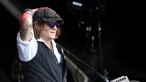 Johnny Depp performs on stage with Jeff Beck during the Helsinki Blues Festival in Helsinki on June, 19, 2022 - Sputnik International