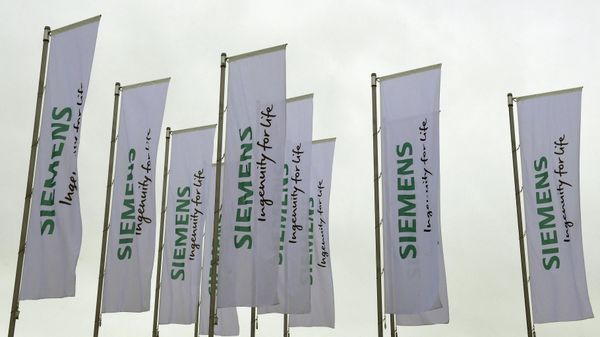 Flags of the German engineering giant Siemens are seen in front of the Olympic hall ahead the company's annual shareholder's meeting in Munich, southern Germany, on January 30, 2019.  - Sputnik International