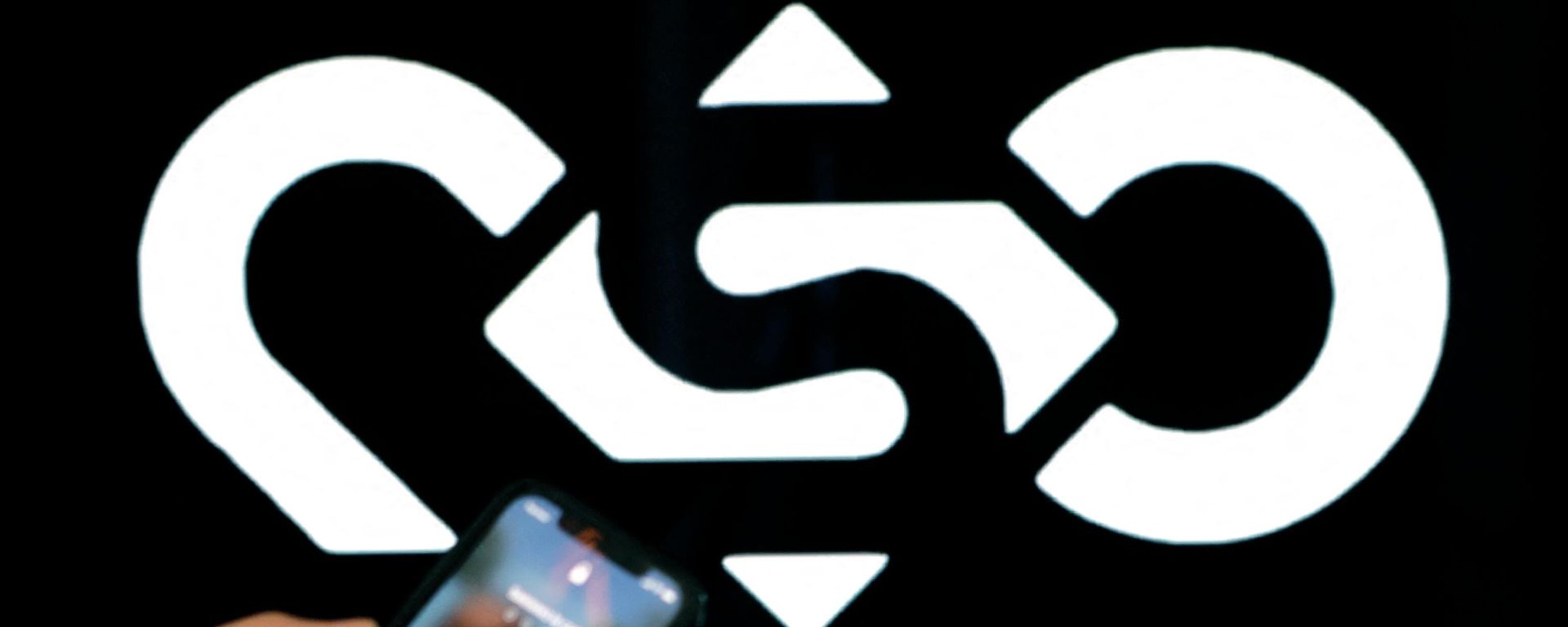 A photographic illustration shows a mobile phone near the NSO Group company logo on February 9, 2022 in the Israeli city of Netanya. - Sputnik International, 1920, 18.07.2022