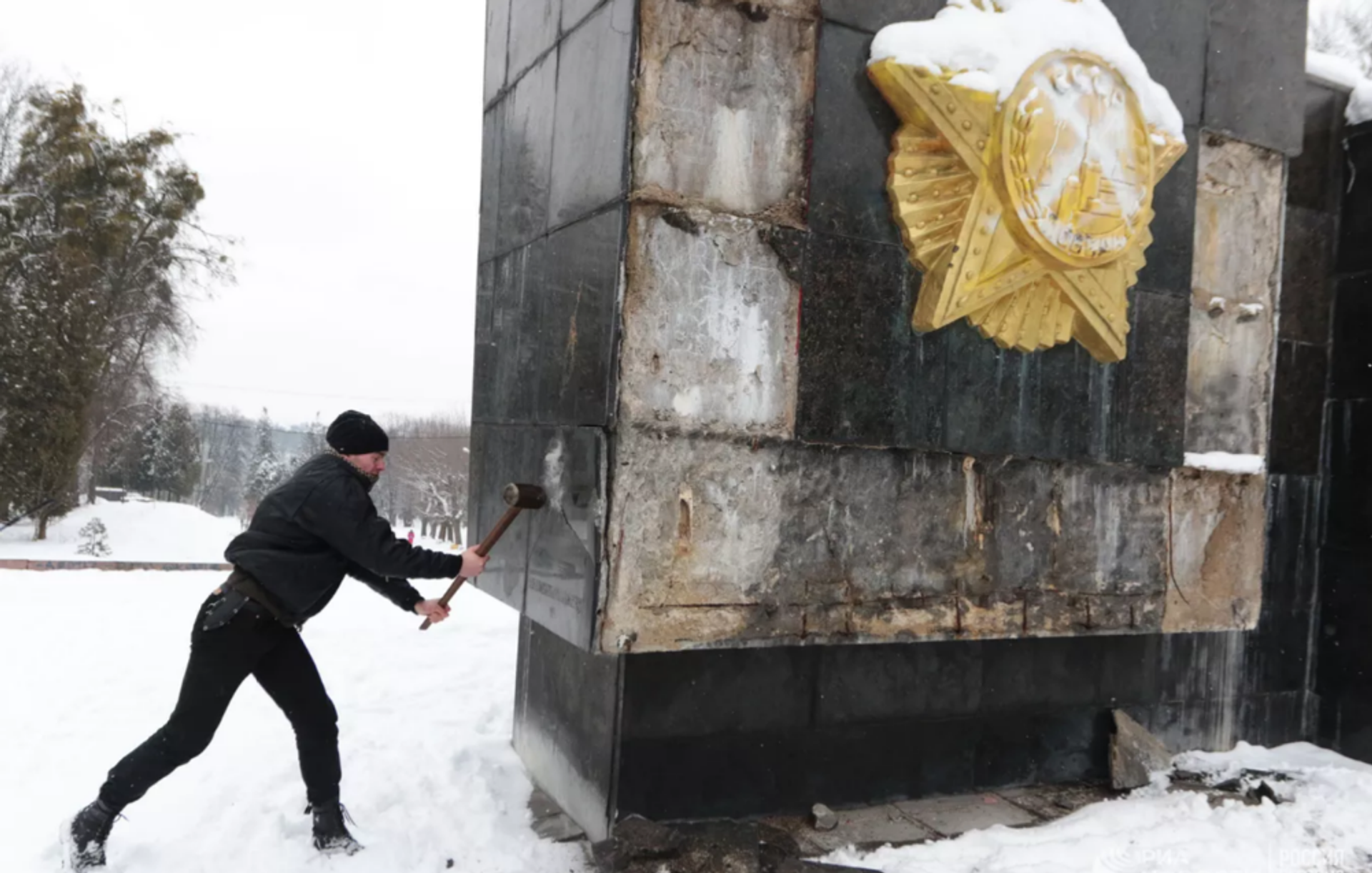 Nationalists destroy the Monument to the War Glory of the Soviet Army in Lvov. Nationalists destroy the Monument to the War Glory of the Soviet Army in Lvov. - Sputnik International, 1920, 11.07.2022