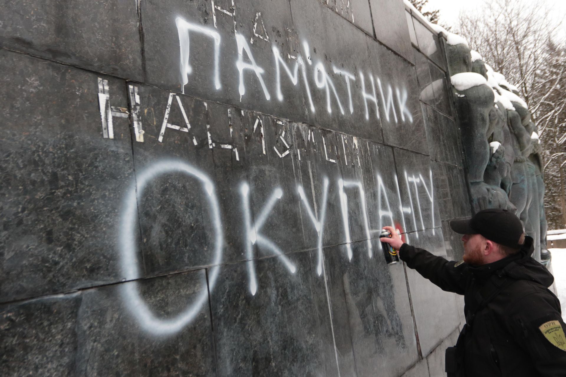 A nationalist inscribes “Monument to the Occupiers” on Lvov’s Monument of Glory. A nationalist inscribes “Monument to the Occupiers” on Lvov’s Monument of Glory. - Sputnik International, 1920, 11.07.2022