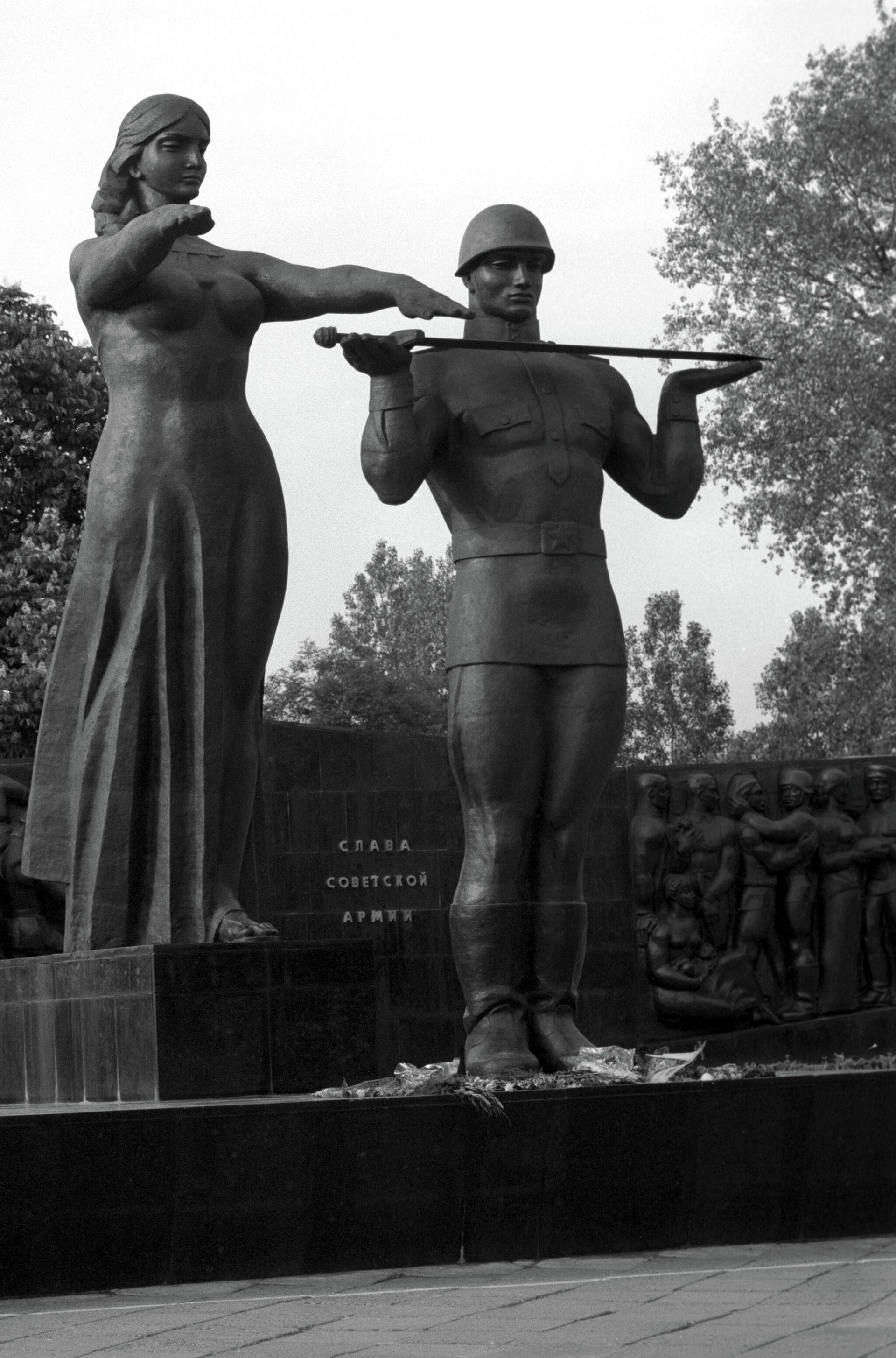 Monument to Soldier-Liberators, dedicated to the Soviet soldiers who died liberating the city from Nazi invaders in the Great Patriotic War (1941-1945). Monument to Soldier-Liberators, dedicated to the Soviet soldiers who died liberating the city from Nazi invaders in the Great Patriotic War (1941-1945). - Sputnik International, 1920, 11.07.2022