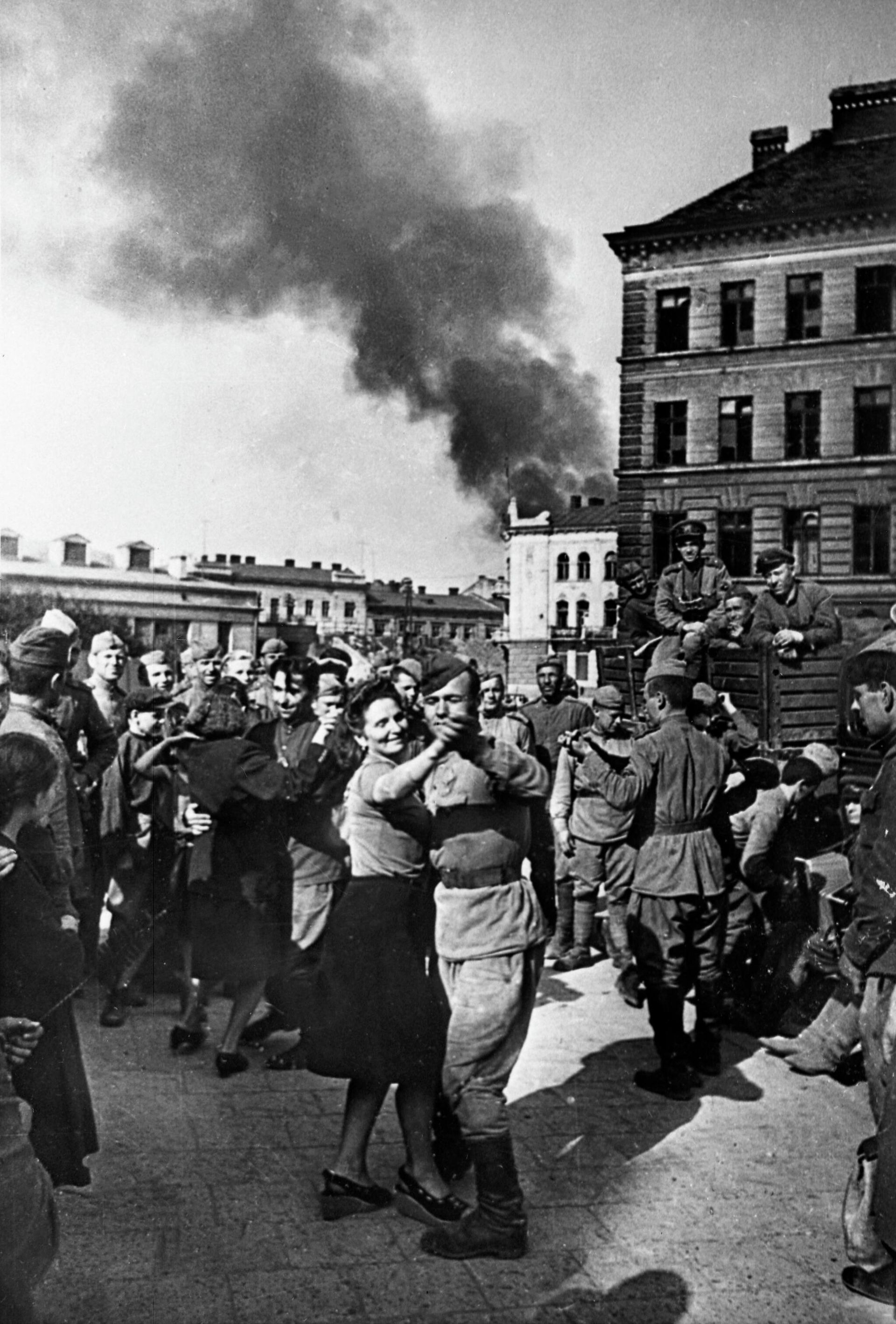 The streets of Lvov in the first days after the liberation of the city from German troops, July 1944. The streets of Lvov in the first days after the liberation of the city from German troops, July 1944. - Sputnik International, 1920, 11.07.2022