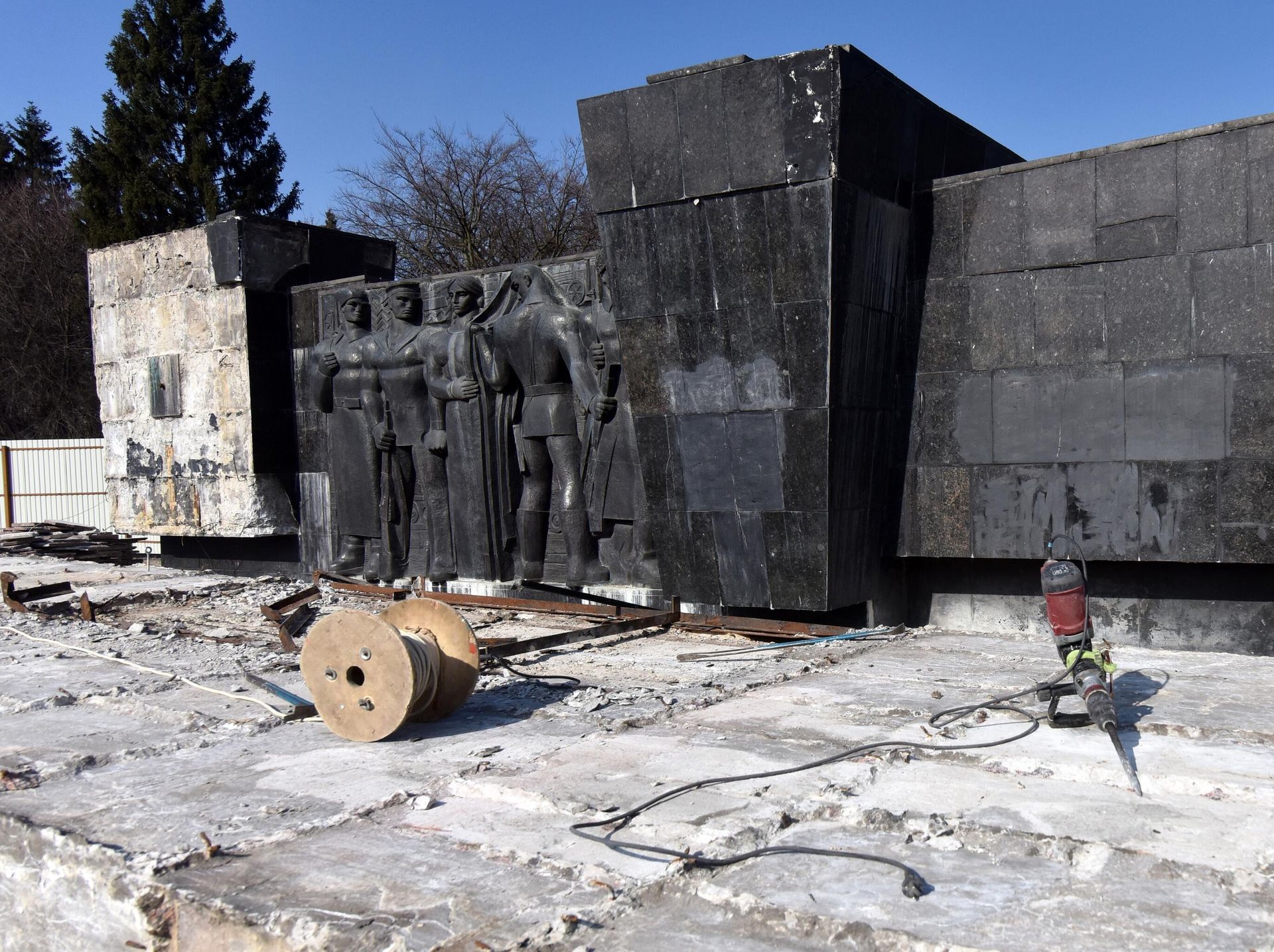 The stele of the Monument of Glory was dismantled in Lvov. The stele of the Monument of Glory was dismantled in Lvov. - Sputnik International, 1920, 11.07.2022