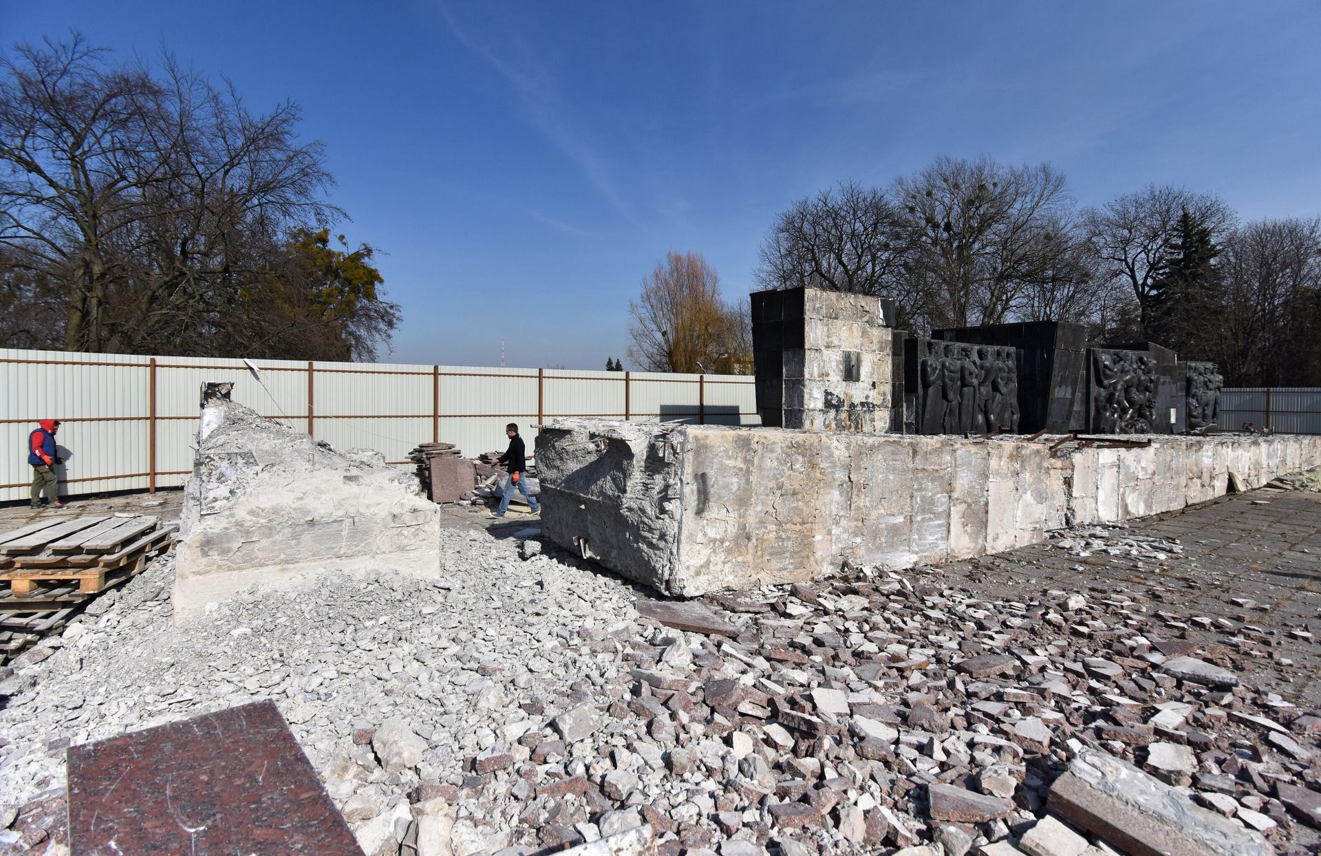 The stele of the Monument of Glory was dismantled in Lvov. The stele of the Monument of Glory was dismantled in Lvov. - Sputnik International, 1920, 11.07.2022