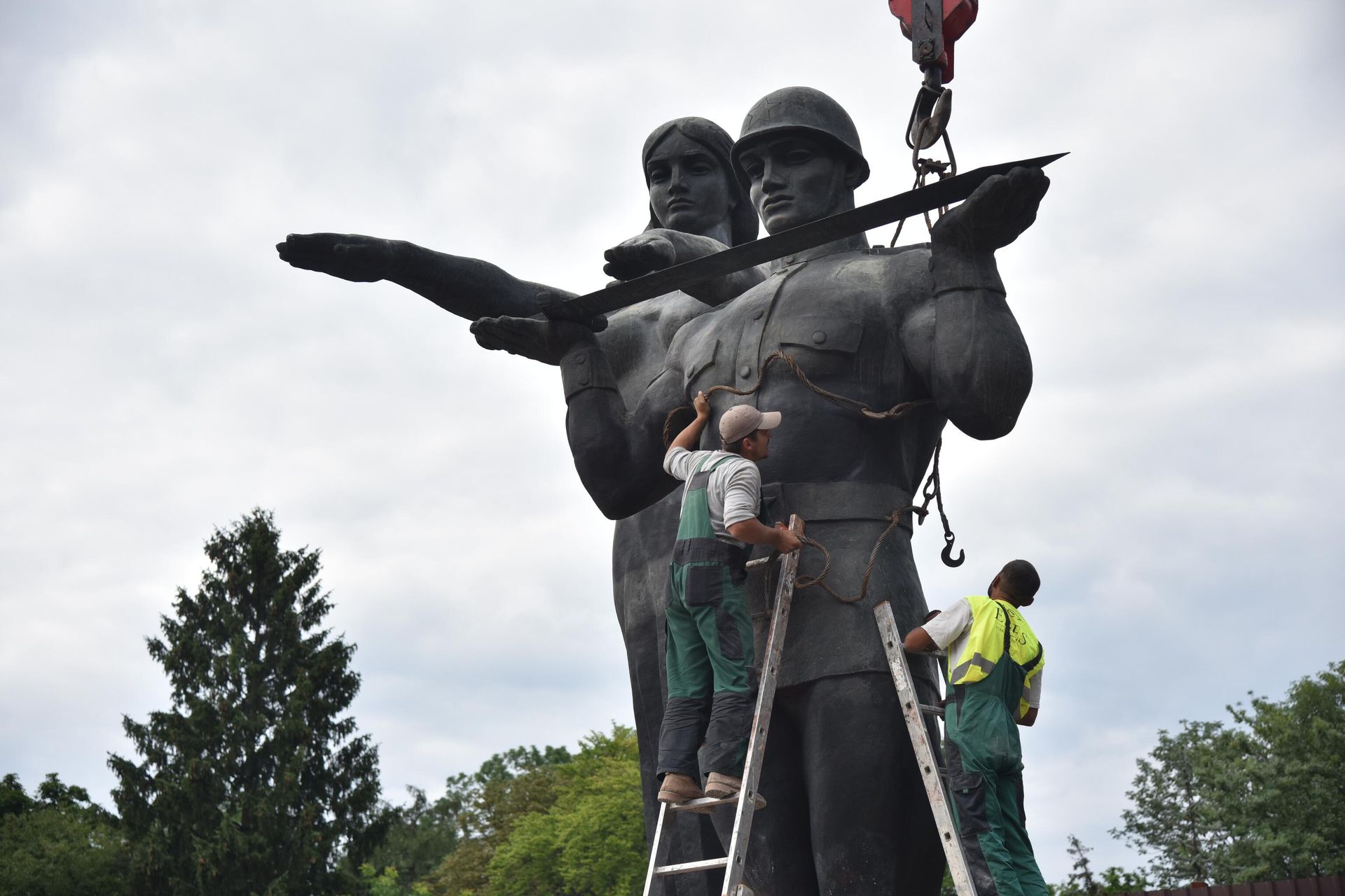 Dismantling of the last figures of the Monument to the Glory of the Soviet Army, opened in Lvov in 1970 Dismantling of the last figures of the Monument to the Glory of the Soviet Army, opened in Lvov in 1970 - Sputnik International, 1920, 11.07.2022