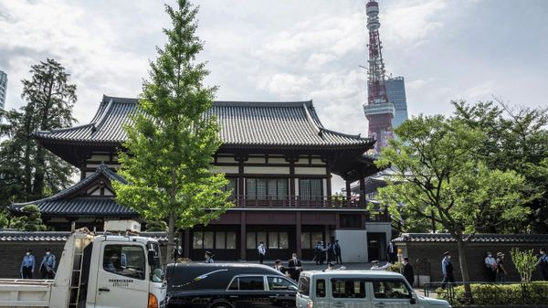 A hearse transporting the body of former Japanese prime minister Shinzo Abe arrives at Zojoji Temple in Tokyo on July 11, 2022.  - Sputnik International