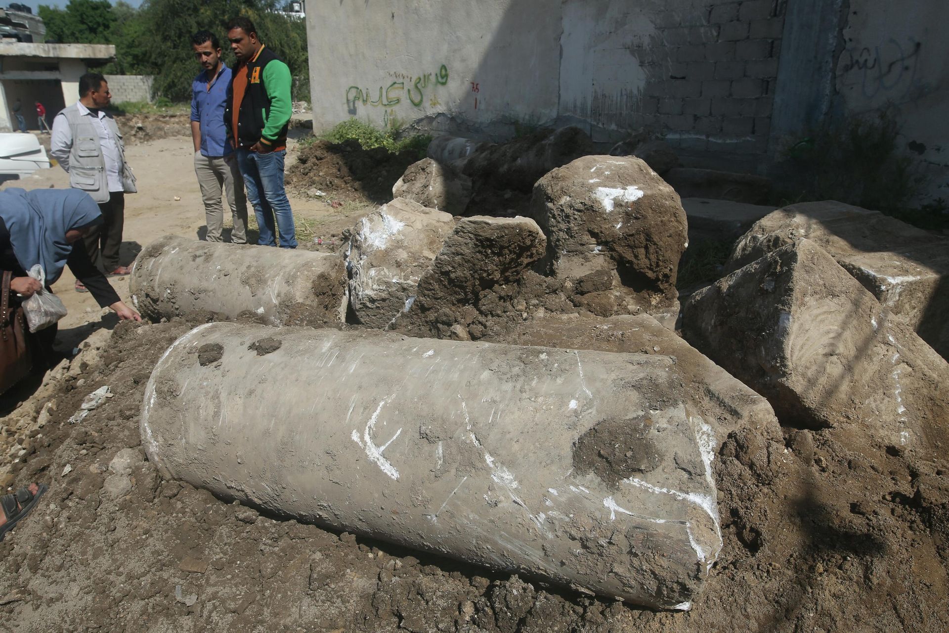 Palestinian archaeologist Hyam al-Betar (L) inspects marble columns excavated during the construction of a commercial building in Gaza City, on April 4, 2016 which is believed to be the site of an ancient church - Sputnik International, 1920, 11.07.2022