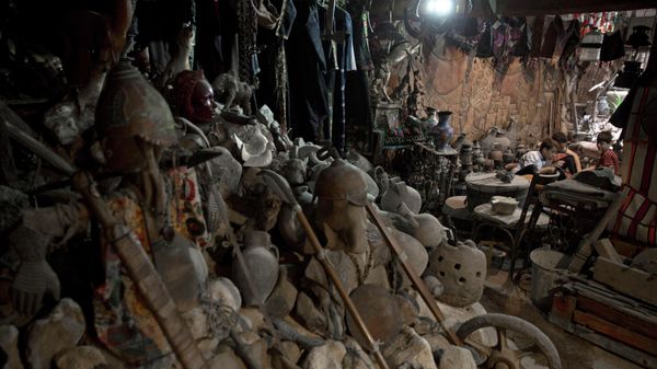 In this July 17, 2019 photo, young Palestinians sit among ancient artifacts displayed inside Shahwan private museum in a basement of a building in town of Khan Younis, Southern Gaza Strip - Sputnik International