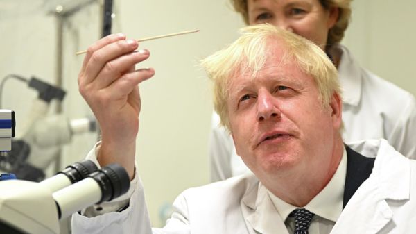 British Prime Minister Boris Johnson visits the Francis Crick Institute in London, Monday, July 11, 2022 - Sputnik International