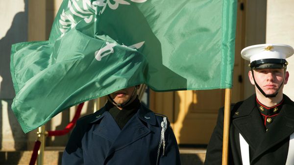 FILE - In this March 22, 2018 file photo, an honor guard member is covered by the flag of Saudi Arabia as Defense Secretary Jim Mattis welcomes Saudi Crown Prince Mohammed bin Salman to the Pentagon, in Washington  - Sputnik International