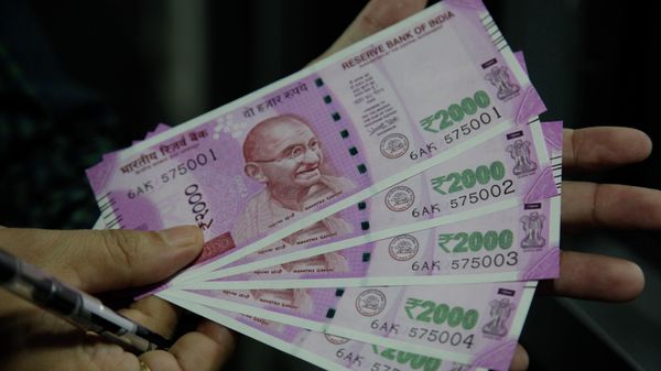 FILE- In this Nov. 13, 2016 file photo, an Indian holds 2000 rupee currency notes in Jammu, India - Sputnik International