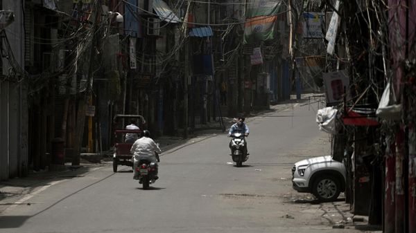A general view of a semi-deserted market is pictured during a lockdown imposed as preventive measure against the spread of the Covid-19 coronavirus, in the old quarters of New Delhi on May 23, 2021. - Sputnik International
