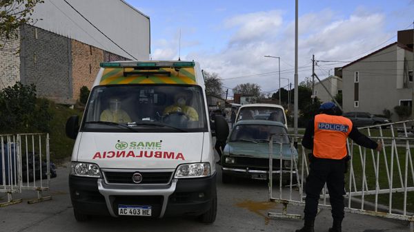 A policeman removes a barrier to let an ambulance out from the Villa Azul shantytown after the provincial government detected at least 53 people infected with the new coronavirus and decided to idolate the entire neighborhood, in Quilmes, Buenos Aires province, Argentina, on May 25, 2020. - Sputnik International
