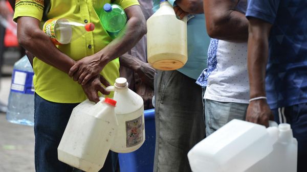 FILE PHOTO: Sri Lankan commuters wait in a queue at a fuel station in Colombo on November 7, 2017. - Sputnik International