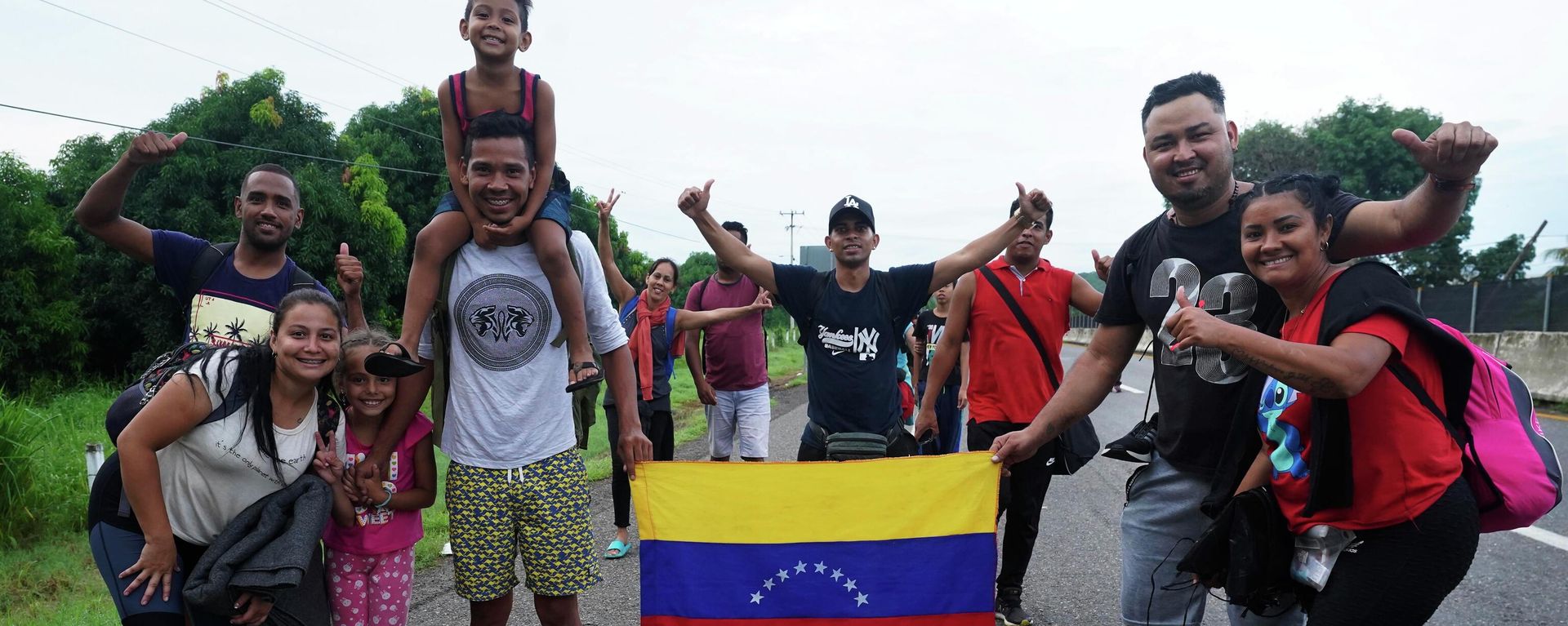 Migrants, many from Central American and Venezuela, stop to pose for a photo as they walk along the Huehuetan highway in Chiapas state, Mexico, early Tuesday, June 7, 2022. Migrants, many from Central American and Venezuela, stop to pose for a photo as they walk along the Huehuetan highway in Chiapas state, Mexico, early Tuesday, June 7, 2022. - Sputnik International, 1920, 11.10.2022