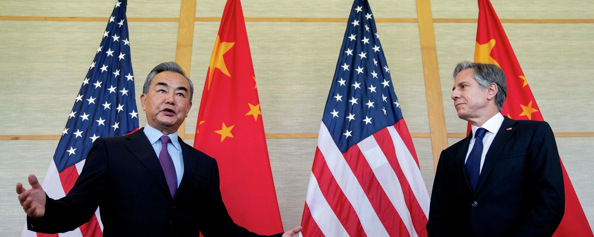 US Secretary of State Antony Blinken (R) and China's Foreign Minister Wang Yi attend a meeting in Nusa Dua on the Indonesian resort island of Bali on July 9, 2022. - Sputnik International, 1920, 05.08.2022