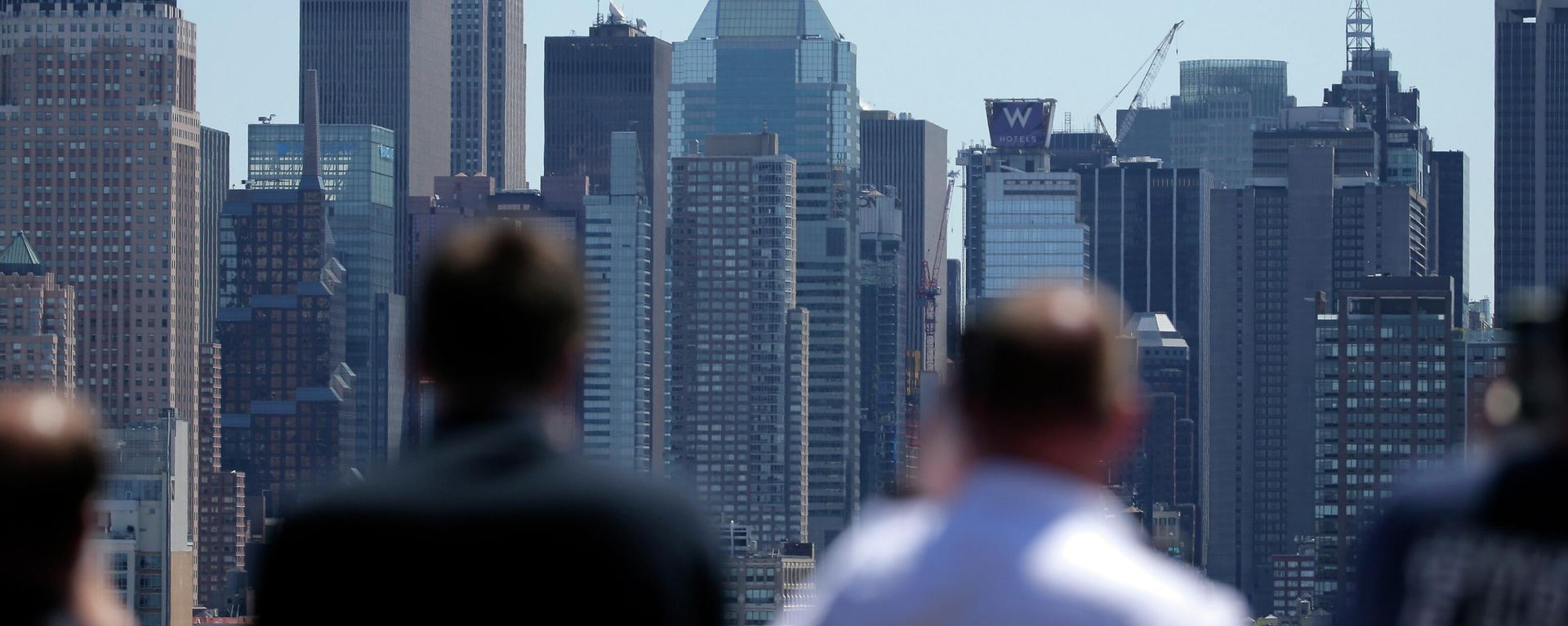 People watch as a formation of the Blue Angels and Thunderbirds flight teams pass in front of the New York City skyline as seen from Weehawken, N.J., Tuesday, April 28, 2020. The flyover was in salute to the medical personnel, first responders and other essential workers in the fight against the new coronavirus.  - Sputnik International, 1920, 11.07.2022