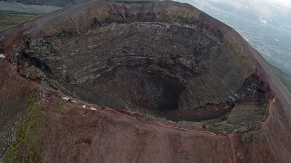 An aerial view of the crater of the mount Vesuvius volcano, is seen near the Italian city of Naples on March 31, 2009 - Sputnik International