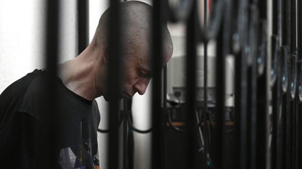 British citizen Shaun Pinner, surrounded by Russian forces after he went to fight in Ukraine and accused of being a foreign mercenaries, sits inside a defendants' cage as he attends a court hearing in Donetsk, Donetsk People's Republic - Sputnik International