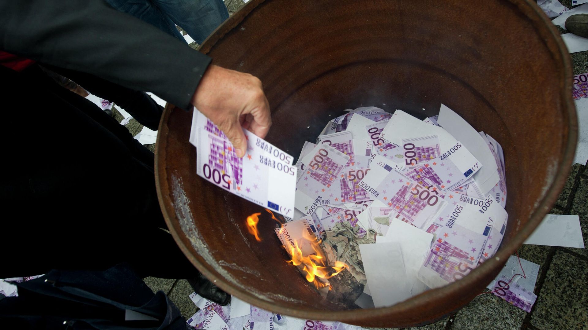 Fake Euros banknotes are set on fire during an action by Germany's fledgling anti-euro party Alternative for Germany (Alternative fuer Deutschland, AfD) in front of the Brandenburg Gate on September 16, 2013 in Berlin, ahead of the General election Fake Euros banknotes are set on fire during an action by Germany's fledgling anti-euro party Alternative for Germany (Alternative fuer Deutschland, AfD) in front of the Brandenburg Gate on September 16, 2013 in Berlin, ahead of the General election - Sputnik International, 1920, 12.07.2022