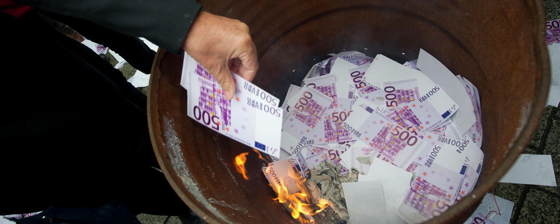 Fake Euros banknotes are set on fire during an action by Germany's fledgling anti-euro party Alternative for Germany (Alternative fuer Deutschland, AfD) in front of the Brandenburg Gate on September 16, 2013 in Berlin, ahead of the General election Fake Euros banknotes are set on fire during an action by Germany's fledgling anti-euro party Alternative for Germany (Alternative fuer Deutschland, AfD) in front of the Brandenburg Gate on September 16, 2013 in Berlin, ahead of the General election - Sputnik International, 1920, 12.07.2022