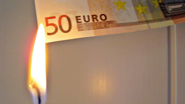   Euros Being Burnt - Sputnik International