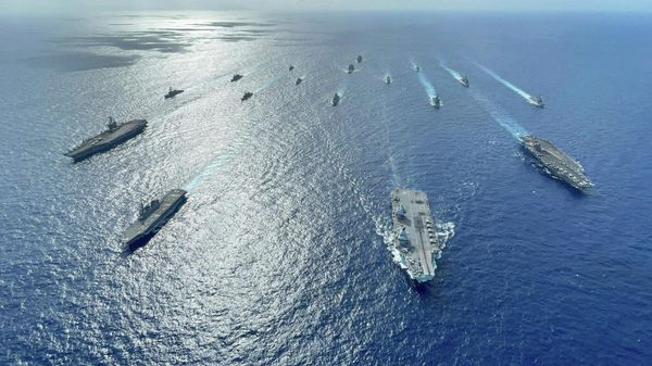 In this photo released by the U.S. Indo-Pacific Command, the United Kingdom's carrier strike group led by HMS Queen Elizabeth (R 08), and Japan Maritime Self-Defense Forces led by (JMSDF) Hyuga-class helicopter destroyer JS Ise (DDH 182) joined with U.S.  - Sputnik International