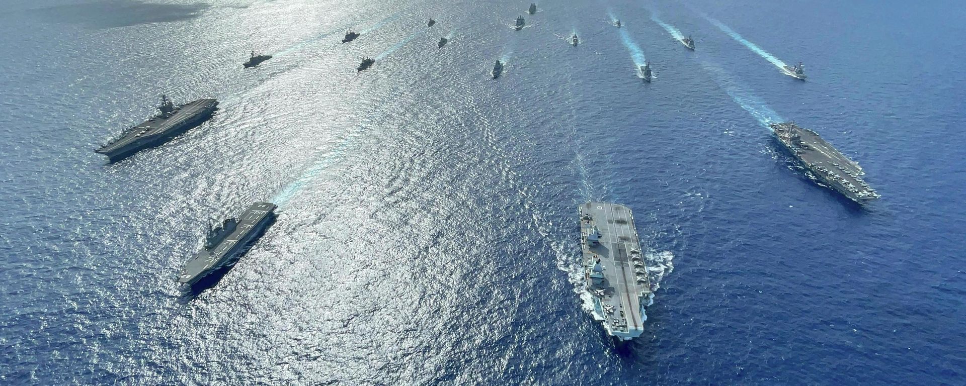 In this photo released by the U.S. Indo-Pacific Command, the United Kingdom's carrier strike group led by HMS Queen Elizabeth (R 08), and Japan Maritime Self-Defense Forces led by (JMSDF) Hyuga-class helicopter destroyer JS Ise (DDH 182) joined with U.S. In this photo released by the U.S. Indo-Pacific Command, the United Kingdom's carrier strike group led by HMS Queen Elizabeth (R 08), and Japan Maritime Self-Defense Forces led by (JMSDF) Hyuga-class helicopter destroyer JS Ise (DDH 182) joined with U.S. - Sputnik International, 1920, 28.02.2023