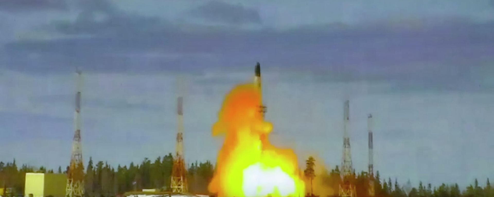 In this handout photo released by Roscosmos Space Agency Press Service on Wednesday, April 20, 2022, the Sarmat intercontinental ballistic missile is launched from Plesetsk in Russia's northwest In this handout photo released by Roscosmos Space Agency Press Service on Wednesday, April 20, 2022, the Sarmat intercontinental ballistic missile is launched from Plesetsk in Russia's northwest - Sputnik International, 1920, 04.01.2025