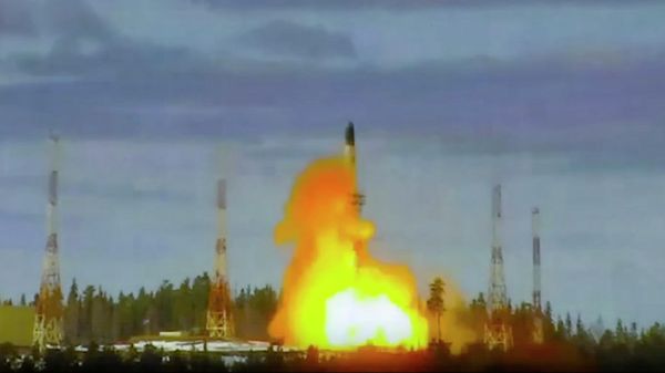 In this handout photo released by Roscosmos Space Agency Press Service on Wednesday, April 20, 2022, the Sarmat intercontinental ballistic missile is launched from Plesetsk in Russia's northwest - Sputnik International