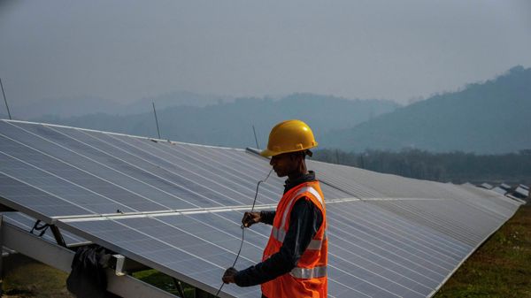 A man works at a solar power plant in Mikir Bamuni village, Nagaon district, northeastern Assam state, India, Feb. 18, 2022. - Sputnik International