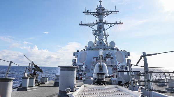 	
 
USS Benfold (DDG 65) transits the South China Sea near the Spratly Islands - Sputnik International